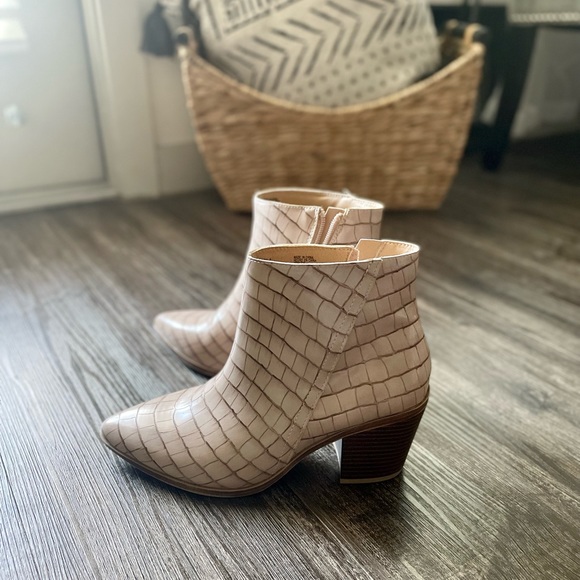 Blush Pink Patent Leather Ankle Booties Size 8 - Picture 3 of 10